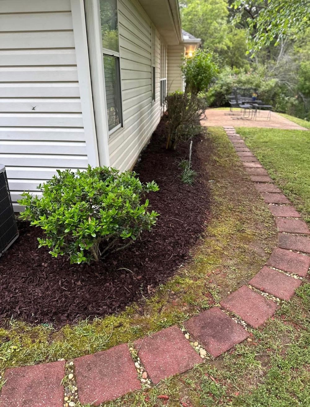 Side bed refreshed with new mulch